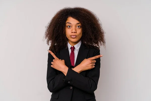 Ung Afroamerikansk Affärskvinna Bär Kostym Isolerad Vit Bakgrund Pekar Sidled — Stockfoto