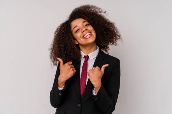 Beyaz Arka Planda Soyutlanmış Takım Elbiseli Genç Afrikalı Amerikalı Kadını — Stok fotoğraf
