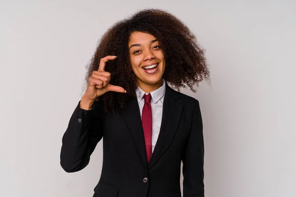 Ung Afroamerikansk Affärskvinna Bär Kostym Isolerad Vit Bakgrund Håller Något — Stockfoto
