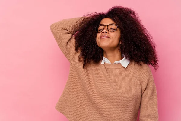 Jovem Afro Americana Isolada Sobre Fundo Rosa Tocando Parte Trás — Fotografia de Stock