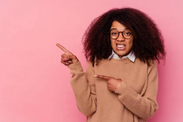 Jovem Afro Americana Isolada Sobre Fundo Rosa Chocada Apontando Com — Fotografia de Stock