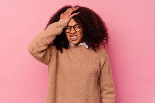 Jong Afrikaans Amerikaans Vrouw Geïsoleerd Roze Achtergrond Vergeten Iets Klap — Stockfoto