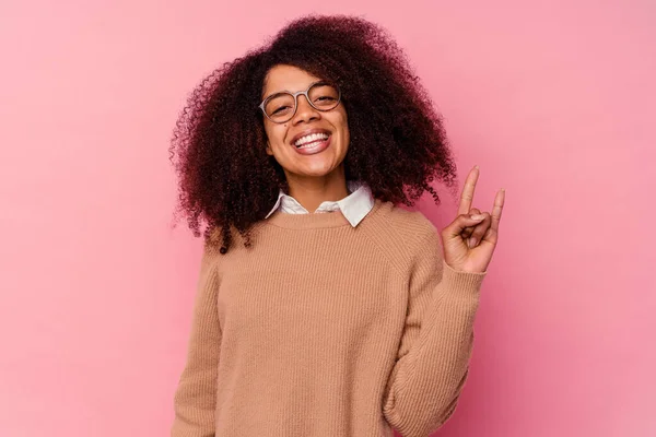 Jeune Femme Afro Américaine Isolée Sur Fond Rose Montrant Geste — Photo