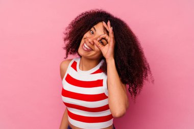 Genç Afro-Amerikalı kadın pembe arka planda izole edilmiş. Heyecanlı..