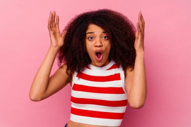 Genç Afrikalı Amerikalı kadın pembe arka planda izole edilmiş. Bir fikri var, ilham verici bir kavram..