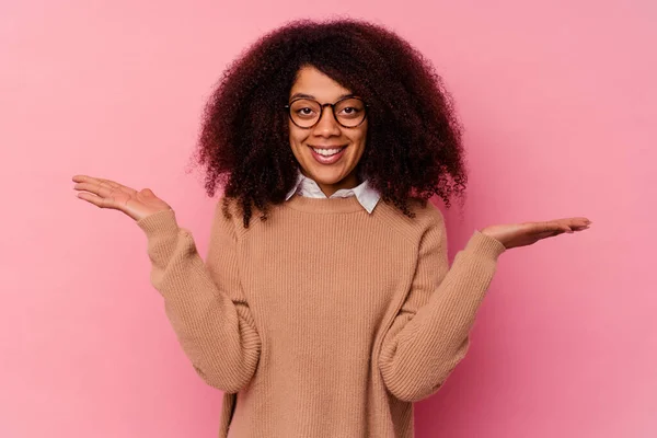 Jovem Afro Americana Isolada Fundo Rosa Faz Escala Com Braços — Fotografia de Stock