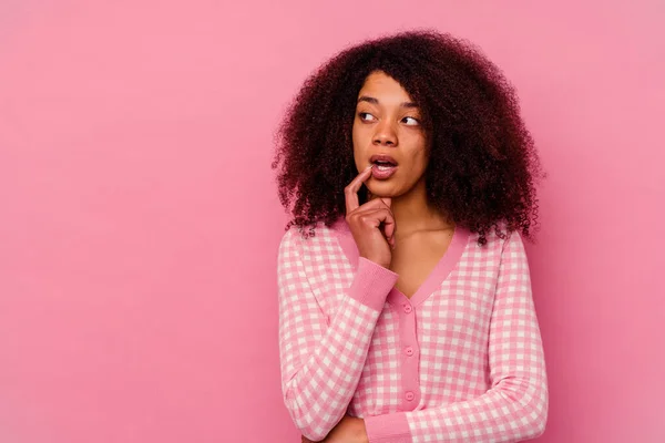 Νεαρή Αφροαμερικανή Γυναίκα Απομονωμένη Ροζ Φόντο Κοιτώντας Πλάγια Αμφίβολη Και — Φωτογραφία Αρχείου