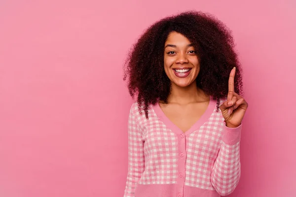 Giovane Donna Afroamericana Isolata Sfondo Rosa Mostrando Numero Uno Con — Foto Stock