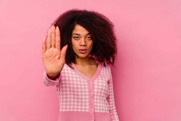 Mujer Afroamericana Joven Aislada Sobre Fondo Rosa Pie Con Mano —  Fotos de Stock