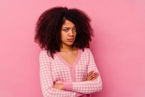 Mladá Africká Americká Žena Izolovaná Růžovém Pozadí Zamračený Obličej Nelibosti — Stock fotografie