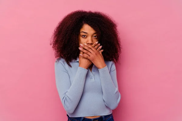 Ung Afrikansk Amerikansk Kvinna Isolerad Rosa Bakgrund Chockad Täcker Munnen — Stockfoto