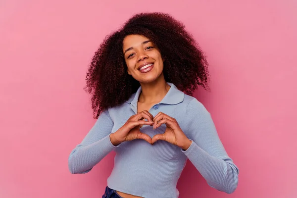 Jeune Femme Afro Américaine Isolée Sur Fond Rose Souriant Montrant — Photo