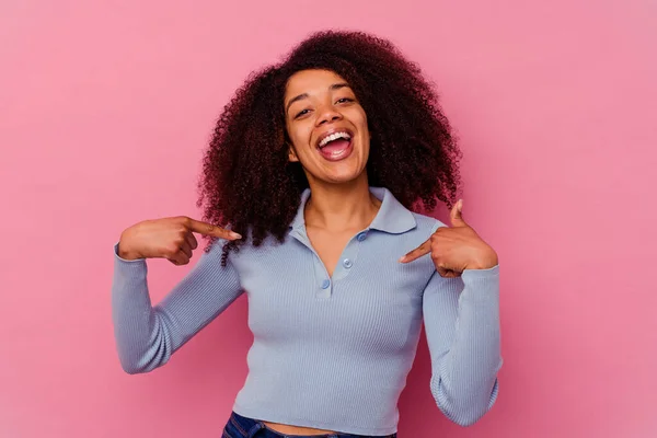 Joven Mujer Afroamericana Aislada Sobre Fondo Rosa Sorprendida Señalando Con —  Fotos de Stock