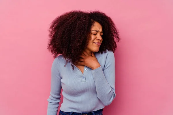 Jovem Afro Americana Isolada Fundo Rosa Sofre Dor Garganta Devido — Fotografia de Stock