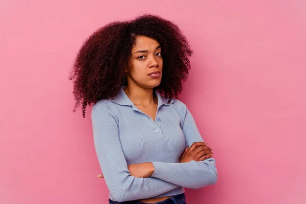 Mladá Afroameričanka Izolovaná Růžovém Pozadí Podezřívavá Nejistá Zkoumá Vás — Stock fotografie