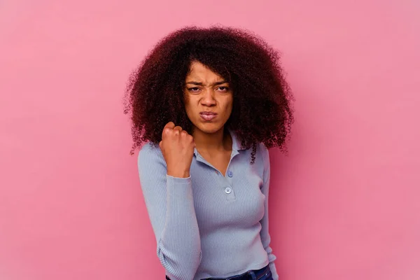 Junge Afrikanisch Amerikanische Frau Isoliert Auf Rosa Hintergrund Zeigt Die — Stockfoto