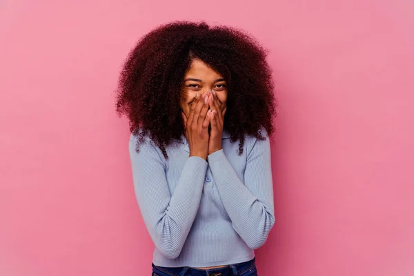 Jovem Afro Americana Isolada Fundo Rosa Rindo Algo Cobrindo Boca — Fotografia de Stock