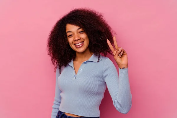 Jeune Femme Afro Américaine Isolée Sur Fond Rose Joyeuse Insouciante — Photo