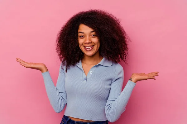 Jovem Afro Americana Isolada Fundo Rosa Faz Escala Com Braços — Fotografia de Stock