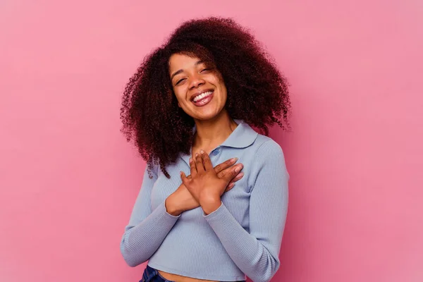 ピンクを背景に孤立した若いアフリカ系アメリカ人女性が手を取り合って笑い 幸せの概念 — ストック写真