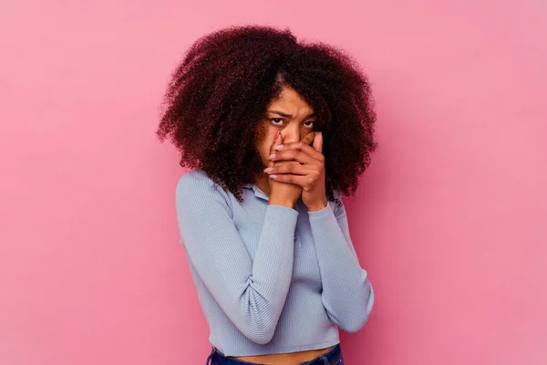 Ung Afrikansk Amerikansk Kvinna Isolerad Rosa Bakgrund Täcker Munnen Med — Stockfoto