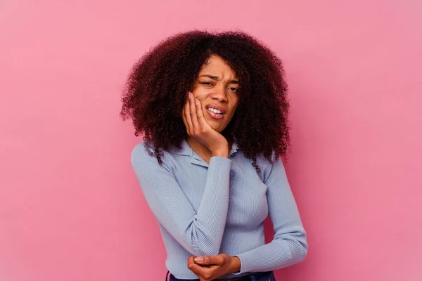 Jong Afrikaans Amerikaans Vrouw Geïsoleerd Roze Achtergrond Met Een Sterke — Stockfoto