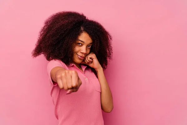 Jovem Afro Americana Isolada Fundo Rosa Dando Soco Raiva Lutando — Fotografia de Stock