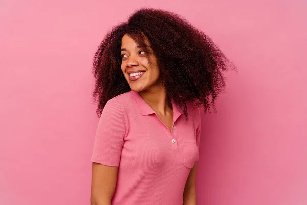 Joven Afroamericana Americana Aislada Sobre Fondo Rosa Mira Lado Sonriente — Foto de Stock