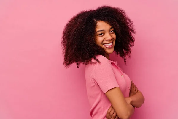 Joven Mujer Afroamericana Aislada Sobre Fondo Rosa Sonriendo Confiada Con — Foto de Stock