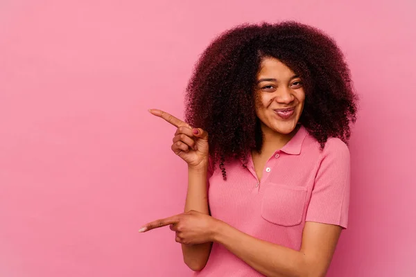 Jovem Afro Americana Isolada Sobre Fundo Rosa Apontando Com Dedos — Fotografia de Stock