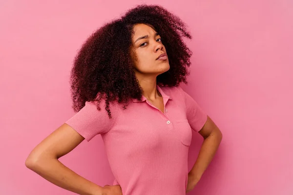 Jeune Femme Afro Américaine Isolée Sur Fond Rose Fronçant Les — Photo