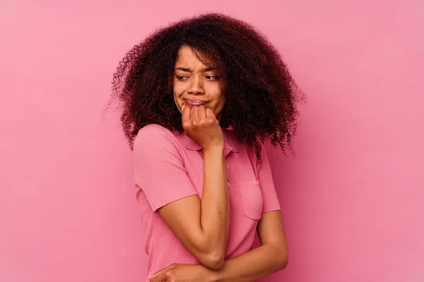 Mladá Africká Americká Žena Izolované Růžovém Pozadí Kousání Nehty Nervózní — Stock fotografie