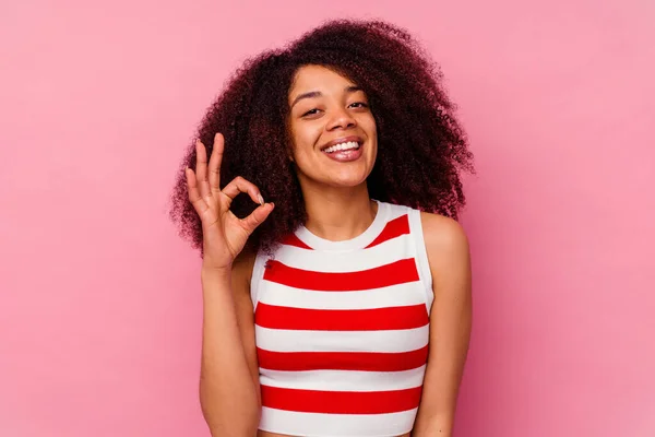 Jovem Afro Americana Isolada Fundo Rosa Alegre Confiante Mostrando Gesto — Fotografia de Stock