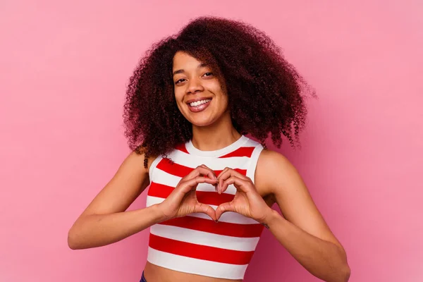 Jeune Femme Afro Américaine Isolée Sur Fond Rose Souriant Montrant — Photo