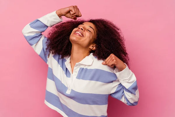 Joven Mujer Afroamericana Aislada Sobre Fondo Rosa Celebrando Día Especial —  Fotos de Stock