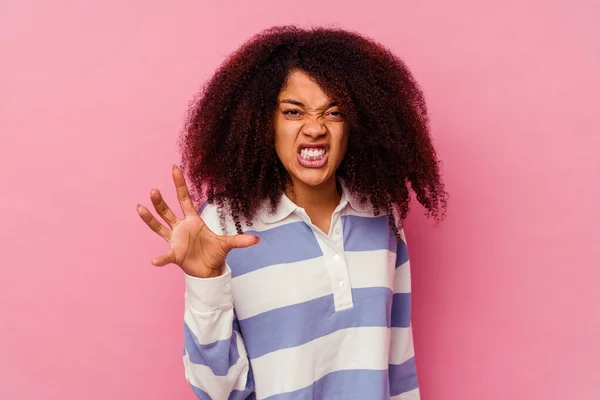 Jeune Femme Afro Américaine Isolée Sur Fond Rose Montrant Des — Photo