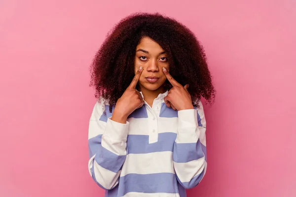 ピンクの背景で泣いている若いアフリカ系アメリカ人の女性は 何かに不満を感じ 苦しみと混乱の概念 — ストック写真