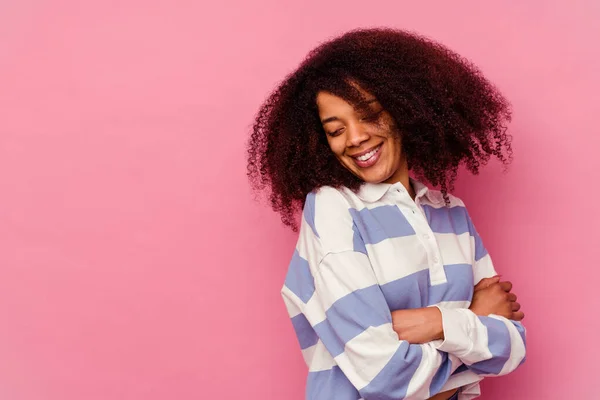 Joven Mujer Afroamericana Aislada Sobre Fondo Rosa Sonriendo Confiada Con —  Fotos de Stock