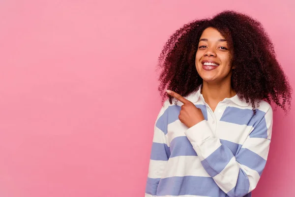 Jovem Afro Americana Isolada Fundo Rosa Sorrindo Apontando Para Lado — Fotografia de Stock