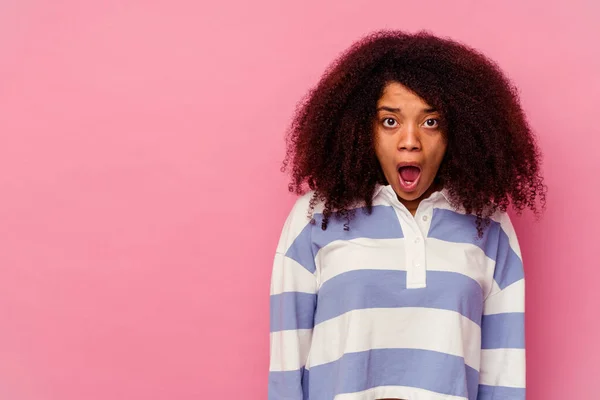 Junge Afrikanisch Amerikanische Frau Isoliert Auf Rosa Hintergrund Schockiert Wegen — Stockfoto