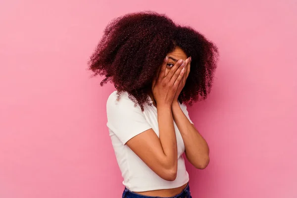 Junge Afrikanisch Amerikanische Frau Isoliert Auf Rosa Hintergrund Blinzeln Durch — Stockfoto