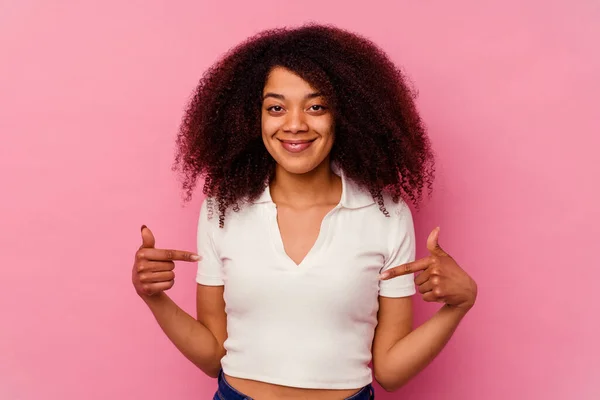 Jovem Afro Americana Isolada Sobre Fundo Rosa Pessoa Apontando Mão — Fotografia de Stock