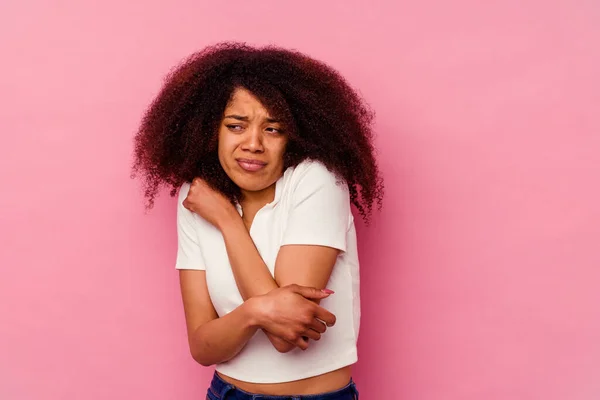 ピンクを背景に孤立した若いアフリカ系アメリカ人女性は 疑問と不安を感じています — ストック写真