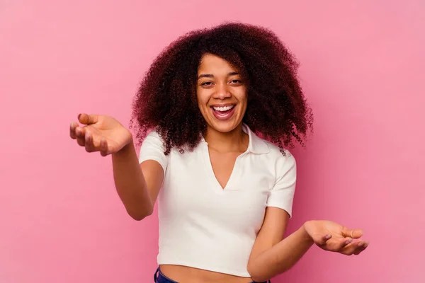 Joven Mujer Afroamericana Aislada Sobre Fondo Rosa Mostrando Una Expresión —  Fotos de Stock