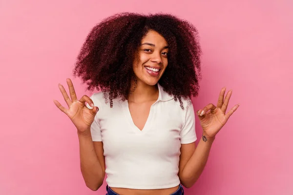 Jovem Afro Americana Isolada Fundo Rosa Alegre Confiante Mostrando Gesto — Fotografia de Stock