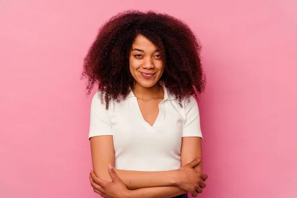 Jovem Afro Americana Isolada Sobre Fundo Rosa Que Sente Confiante — Fotografia de Stock