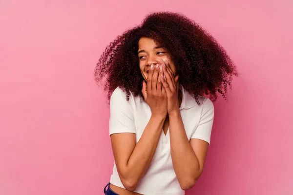 Молода Афроамериканська Жінка Ізольована Рожевому Фоні Сміється Над Чимось Прикриваючи — стокове фото