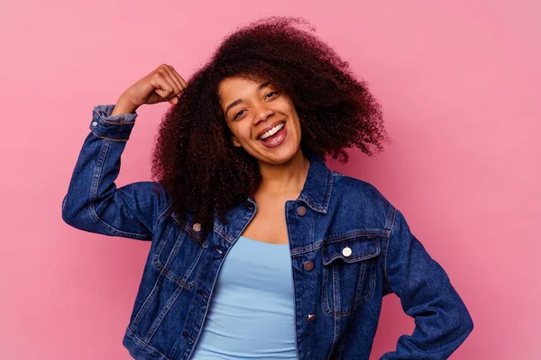 Jovem Afro Americana Isolada Fundo Rosa Torcendo Despreocupada Animada Conceito — Fotografia de Stock