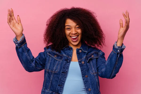 Jonge Afro Amerikaanse Vrouw Geïsoleerd Roze Achtergrond Vieren Van Een — Stockfoto