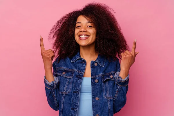 被粉色背景隔离的年轻的非洲裔美国女人用双手竖起的食指表示出空白的空间 — 图库照片